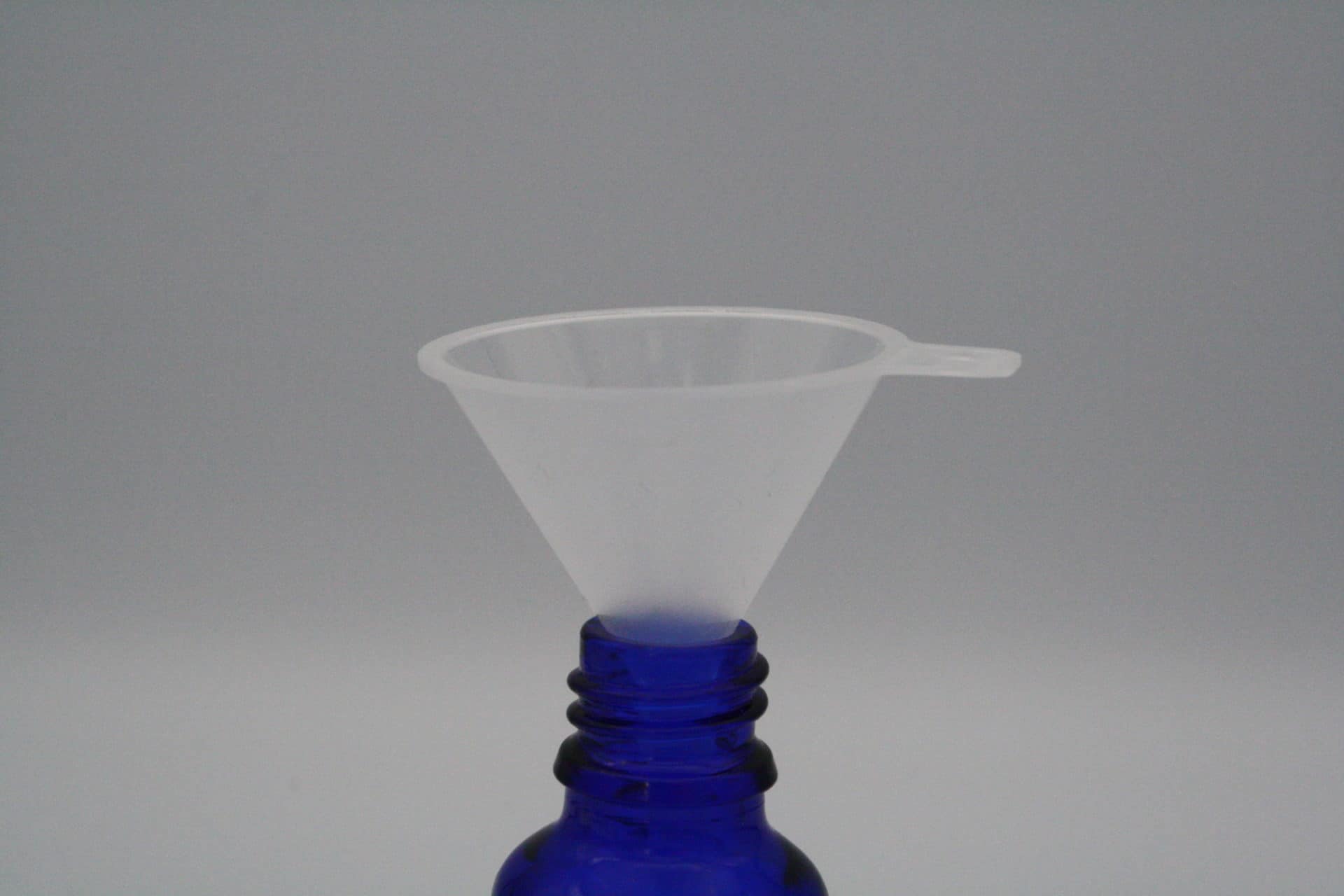 Trichter 40mm auf Blauglasflasche DN18 Detail