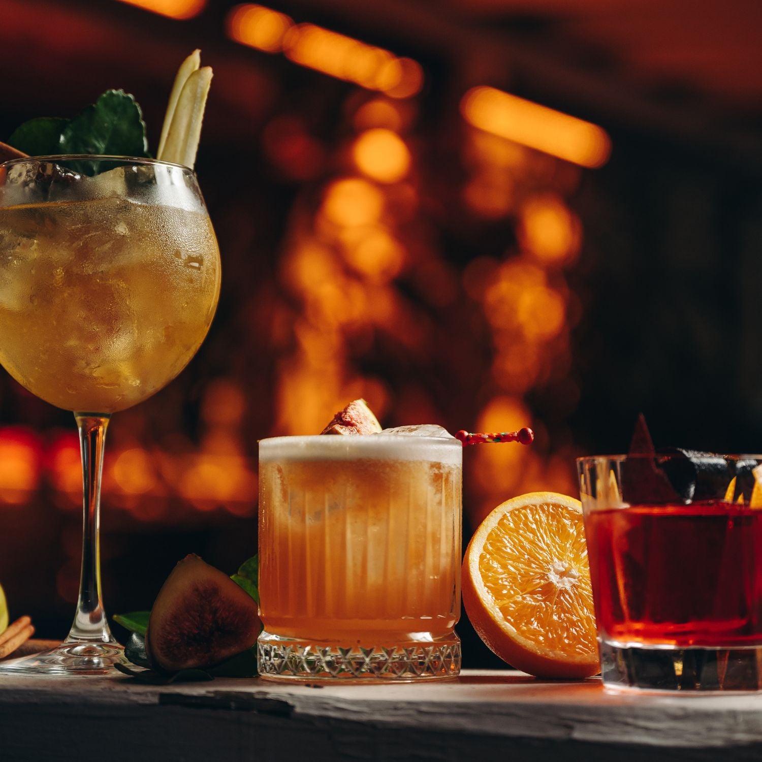 Erfrischende Cocktails mit Orange und Zitrusfrüchten – Symbol für die spritzige Leichtigkeit und den belebenden Duft ätherischer Zitrusöle von ESSENCE-PUR
