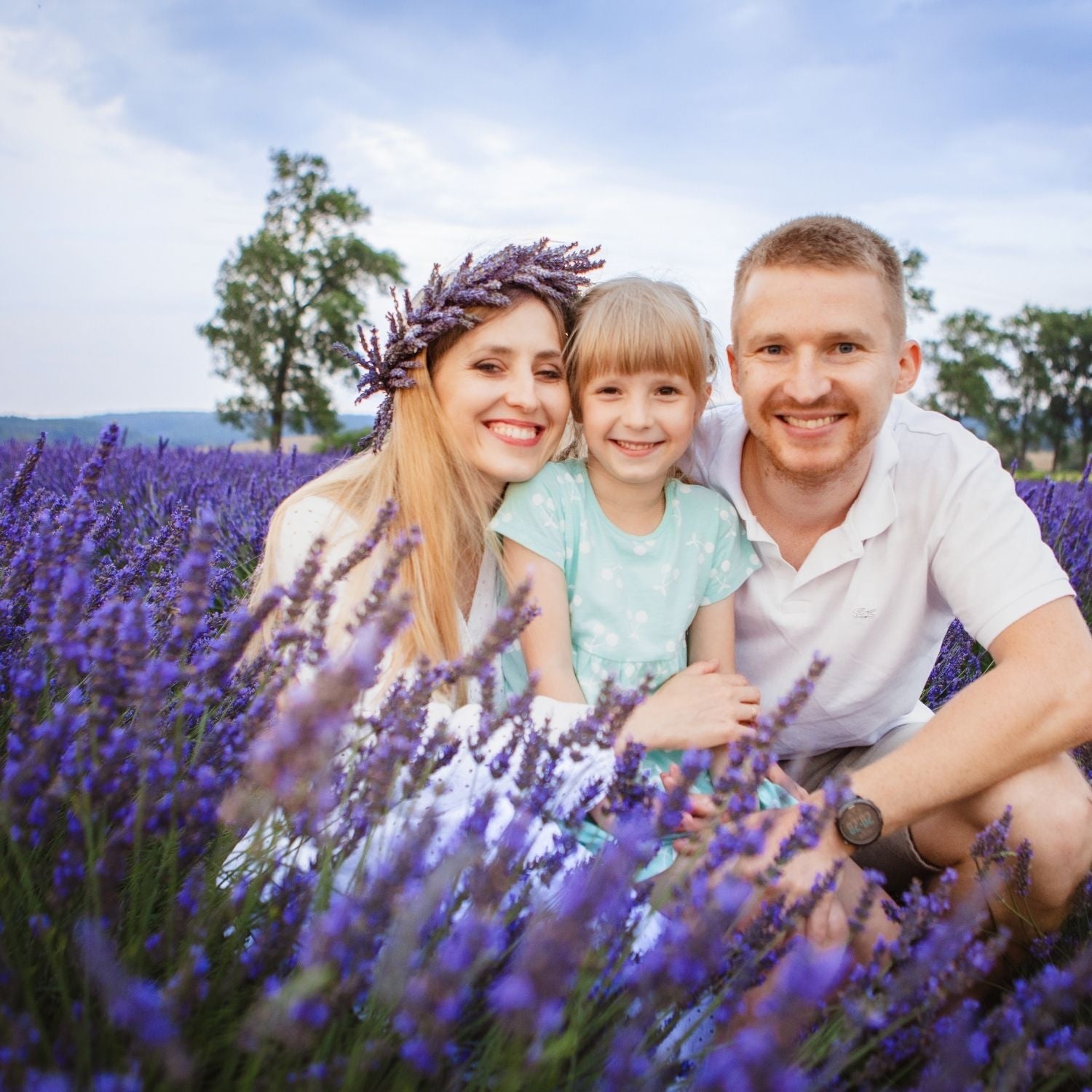 Glückliche Familie in einem Lavendelfeld in Thrakien – Ursprung des traditionellen thrakischen Lavendelöls