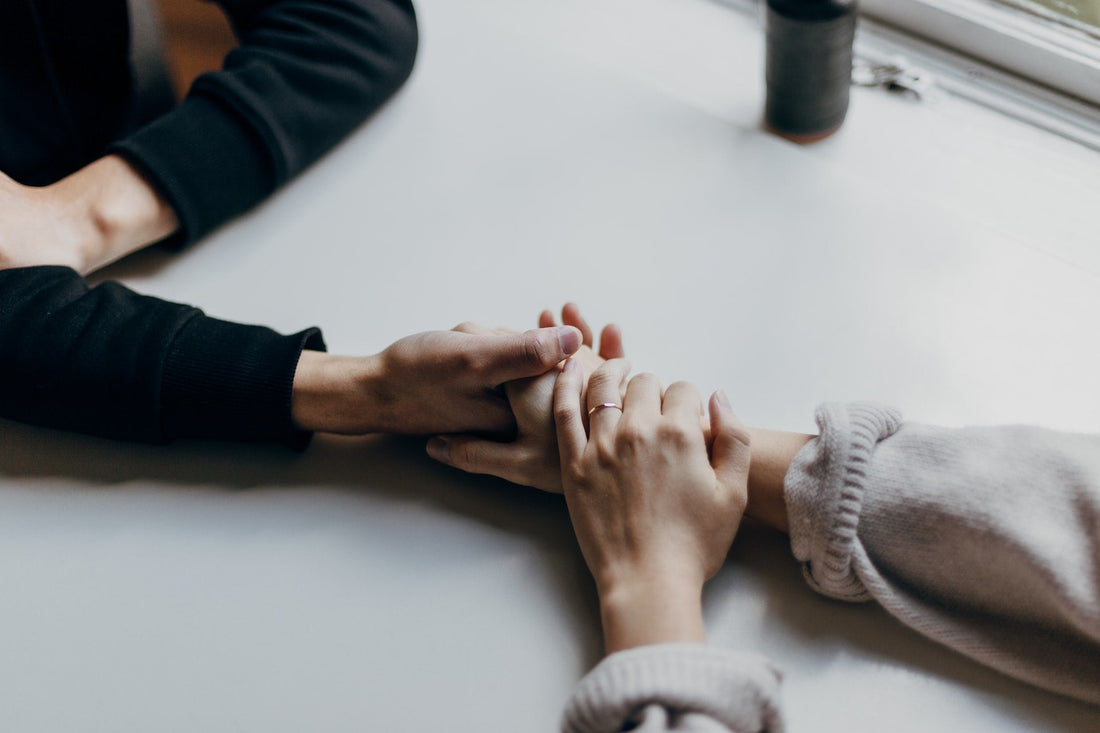Zwei Menschen halten sich liebevoll die Hände – Symbol für Nähe, Versöhnung und emotionale Verbindung in herausfordernden Zeiten