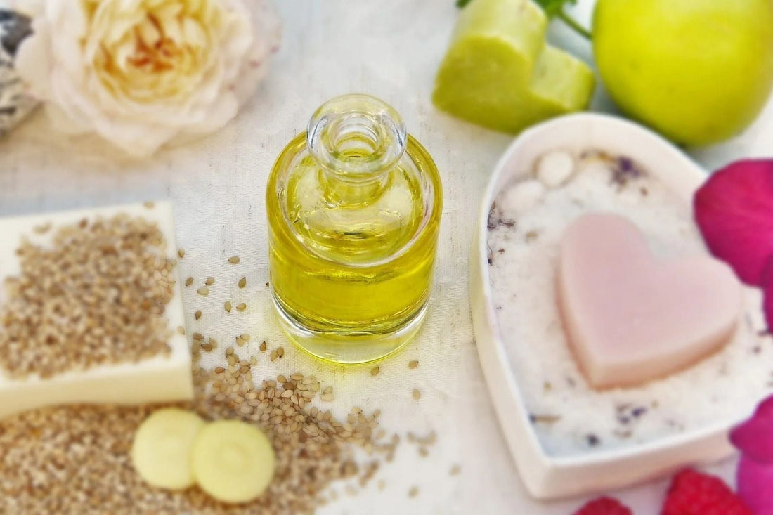 Natürlich arrangierte Szene mit einem Fläschchen Pflanzenöl, Sesamsamen, Salz, Seife in Herzform und frischem Obst – symbolisiert Reinigung, Pflege und ganzheitliches Wohlbefinden beim Ölziehen.