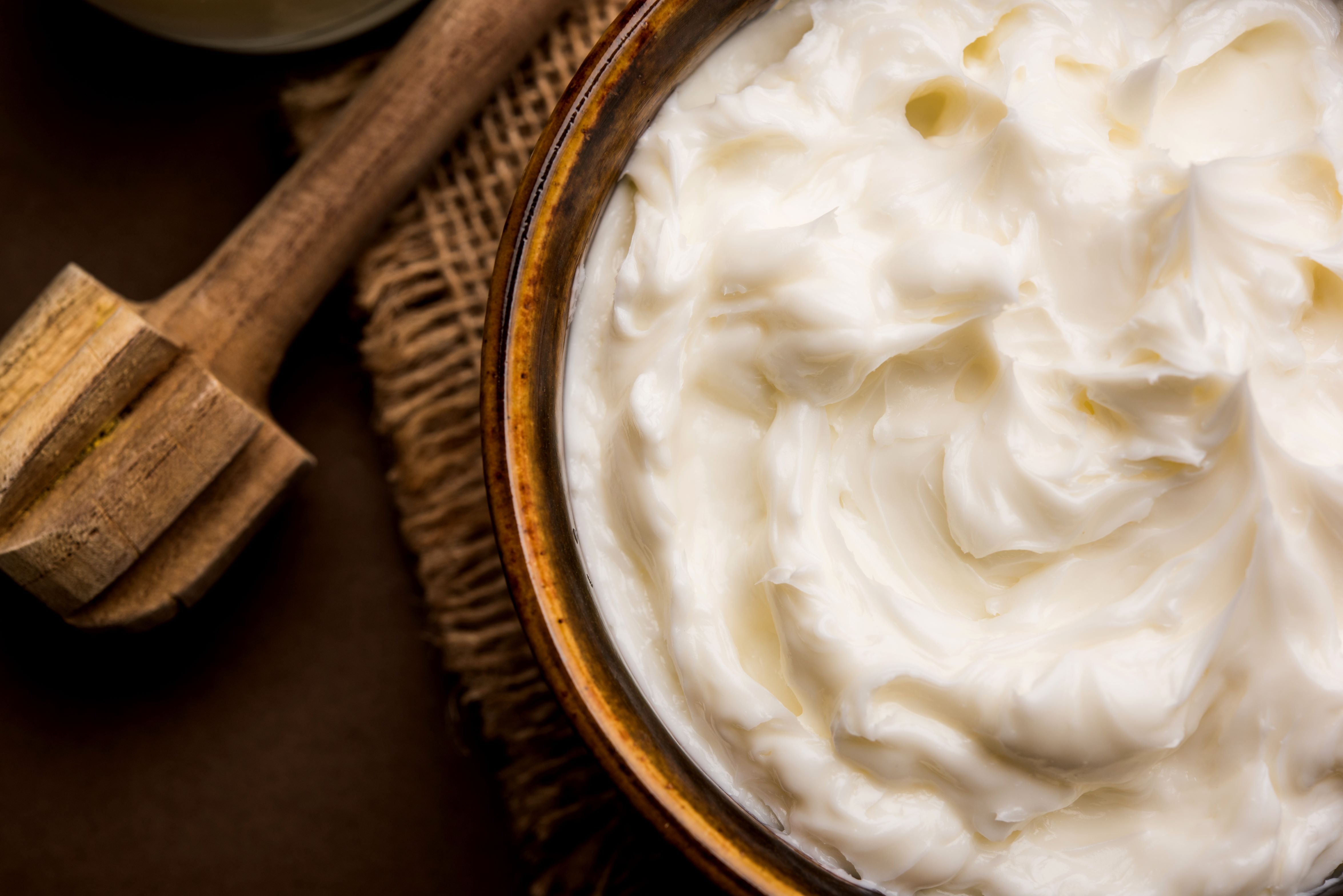 Naturreine Körperbutter in Holzschale