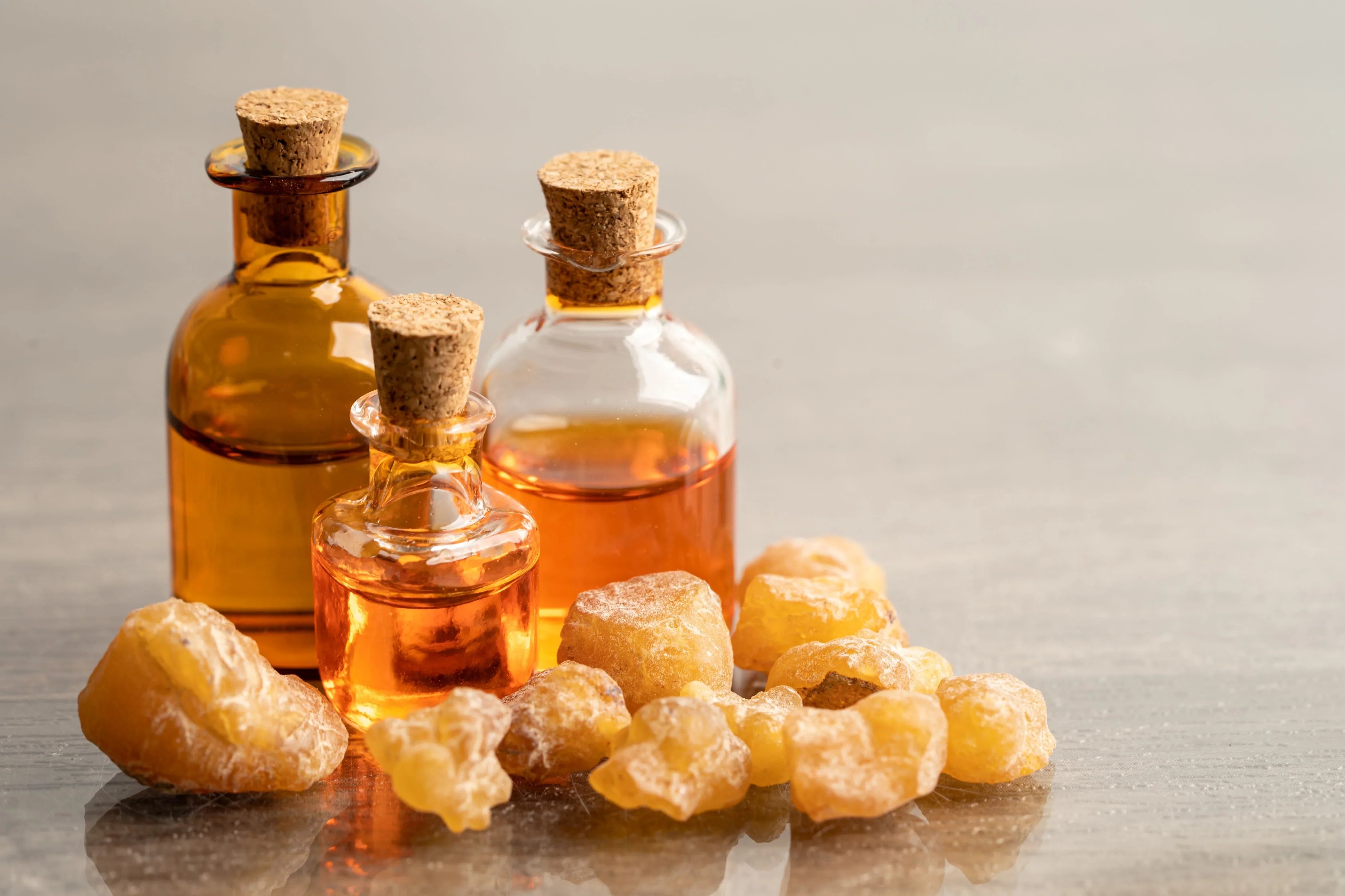 Weihrauch-Öle in Glasflaschen mit goldgelben Harzstücken – naturrein, ätherisch und in Bio-Qualität von ESSENCE-PUR