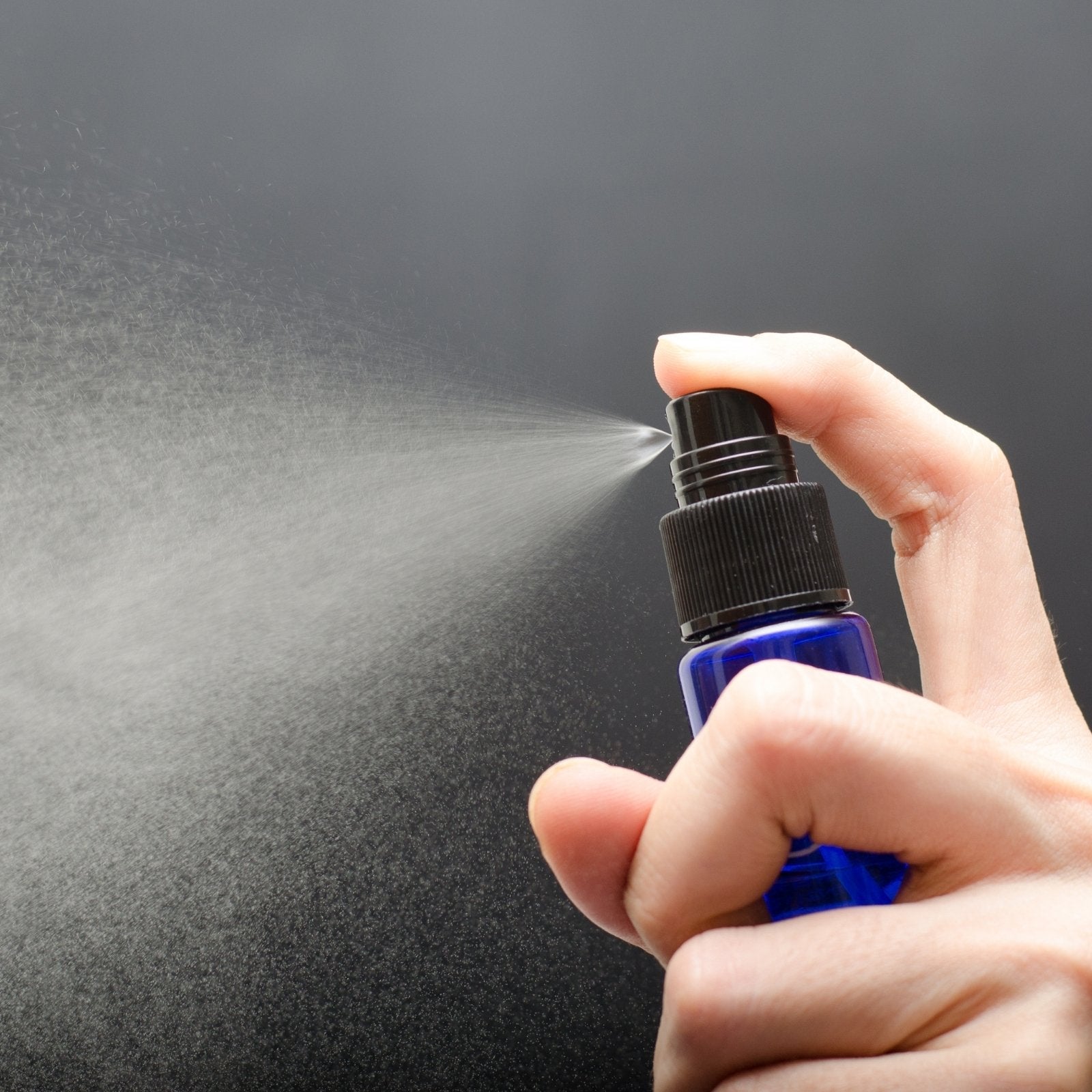 Natürliches Bio-Raumspray in der Anwendung - Raumduft mit feinem Nebel