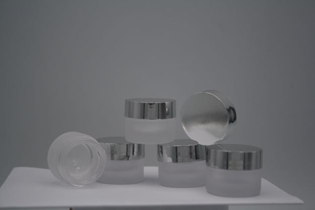 Glasdose 3ml säuremattiert mit silbernem Deckel