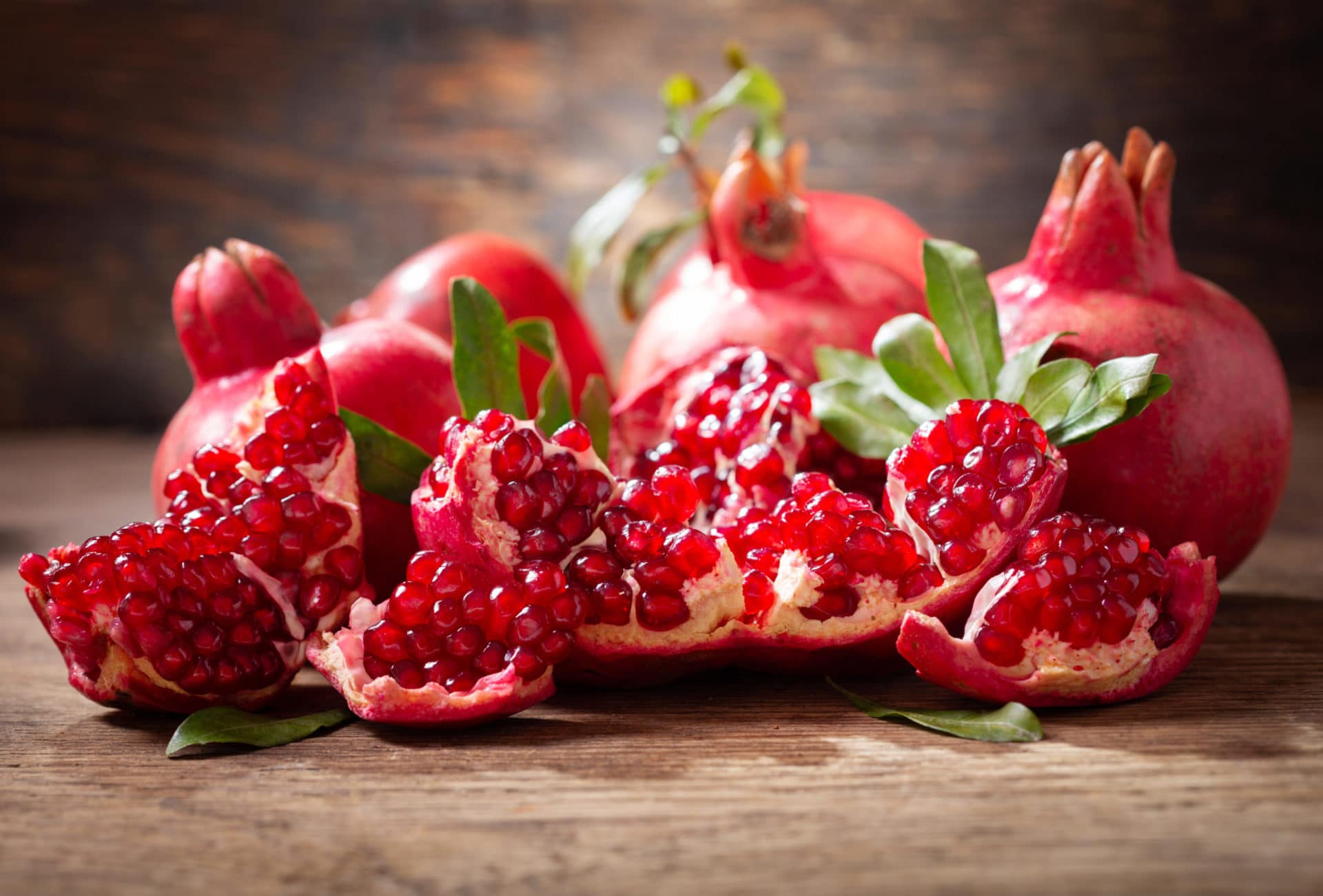 aufgeschnittener Granatapfel für die Gewinnung von kaltgepresstem Granatapfelkernöl bio 