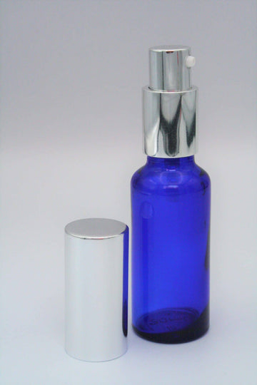 Blaue Glasflasche 30ml mit silberner Dosierpumpe – Elegantes Zubehör - von ESSENCE - PUR | naturrein & hochwertig