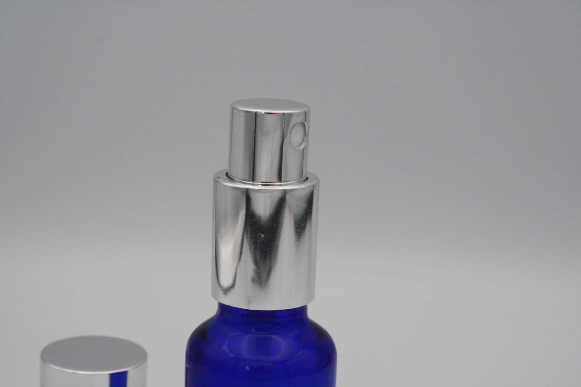 Zerstäuberpumpe auf Blauglasflsche Detail