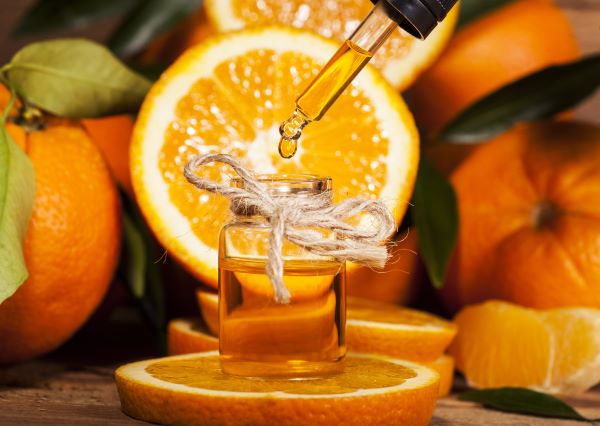 Bio Orange - aufgeschnitten - zur Gewinnung von Bio-Orangenöl süß – 100% naturrein (in der Flasche)