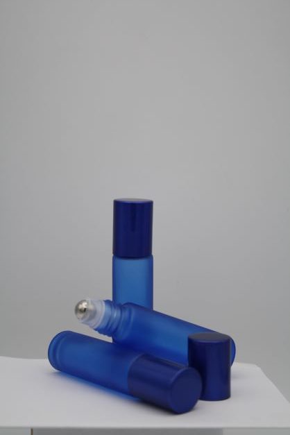 Roll on blaues Glas mit Edelstahlkugel und blauem Deckel