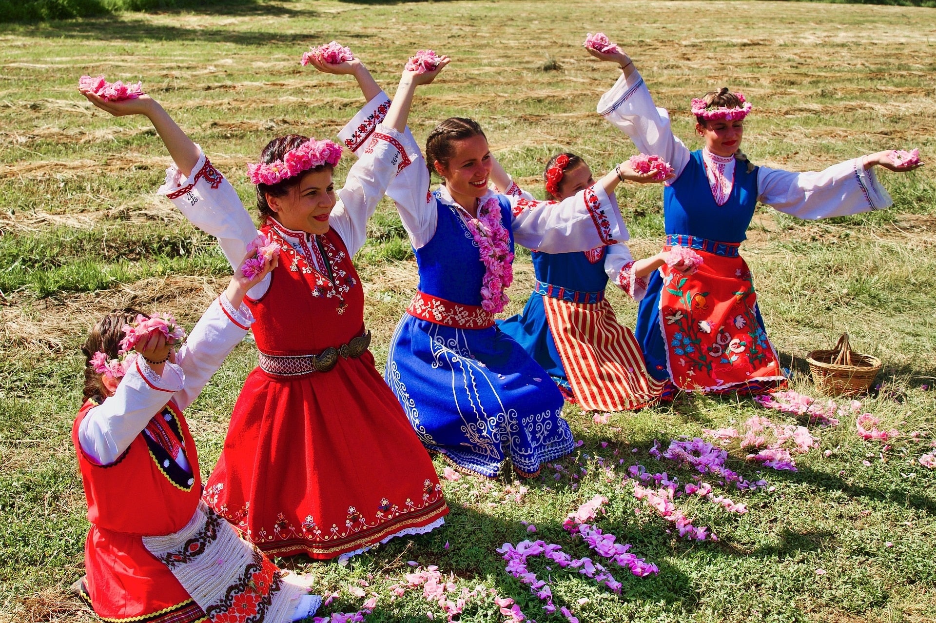 Feierlichkeiten mit Rosen aus Bulgarien zur Gewinnung von Rosenöl (Bulgarien) 100%