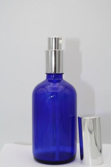Blaue Glasflasche 100ml mit silberner Dosierpumpe – Elegantes Zubehör - von ESSENCE - PUR | naturrein & hochwertig