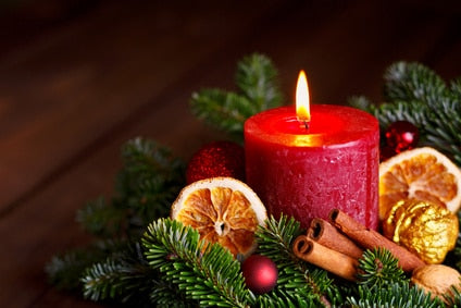 Adventskranz mit roter Kerze, Zimtstangen, Orangenscheiben und Tannenzweigen – stimmungsvolle Weihnachtsdeko mit natürlichen Elementen.