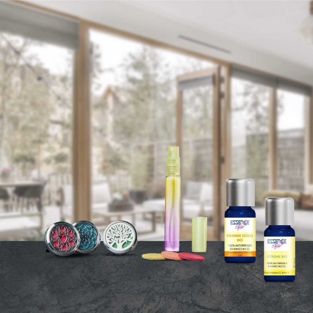 Auto-Diffuser Set von ESSENCE-PUR mit drei Duft-Diffusern für das Auto, farbigen Filzpads, Nachfüllspray sowie ätherischen Ölen Orange süß bio und Zitrone bio – stilvoll präsentiert für natürliche Frische im Auto.
