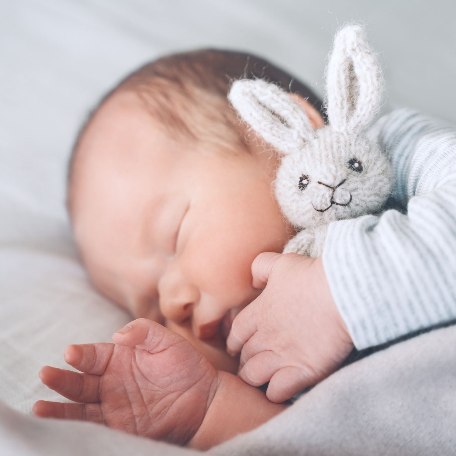 Schlafendes Baby mit Häschen-Plüschtier – Ausdruck von Geborgenheit, Ruhe und sanften Naturdüften von ESSENCE-PUR
