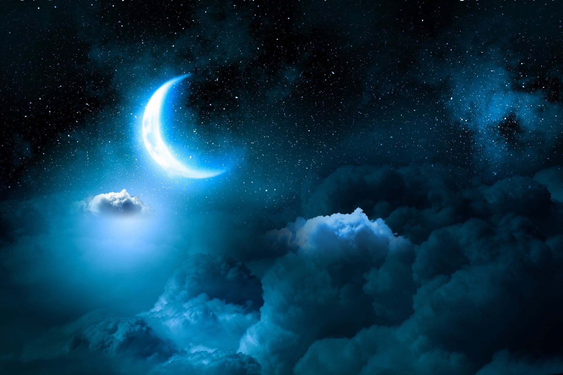 Mondsichel über einer ruhigen Wolkenlandschaft als Symbol für Stille, Geborgenheit und die Abendstimmung der Duftmischung GUTE NACHT von ESSENCE-PUR