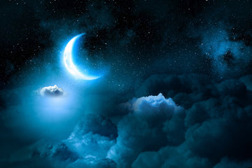 Mondsichel über einer ruhigen Wolkenlandschaft als Symbol für Stille, Geborgenheit und die Abendstimmung der Duftmischung GUTE NACHT von ESSENCE-PUR