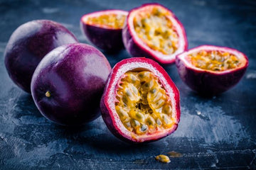 Reife Maracuja beziehungsweise Passionsfrucht mit geöffneter Frucht und exotischem Fruchtfleisch – Ursprung des kaltgepressten Maracujaöls bio