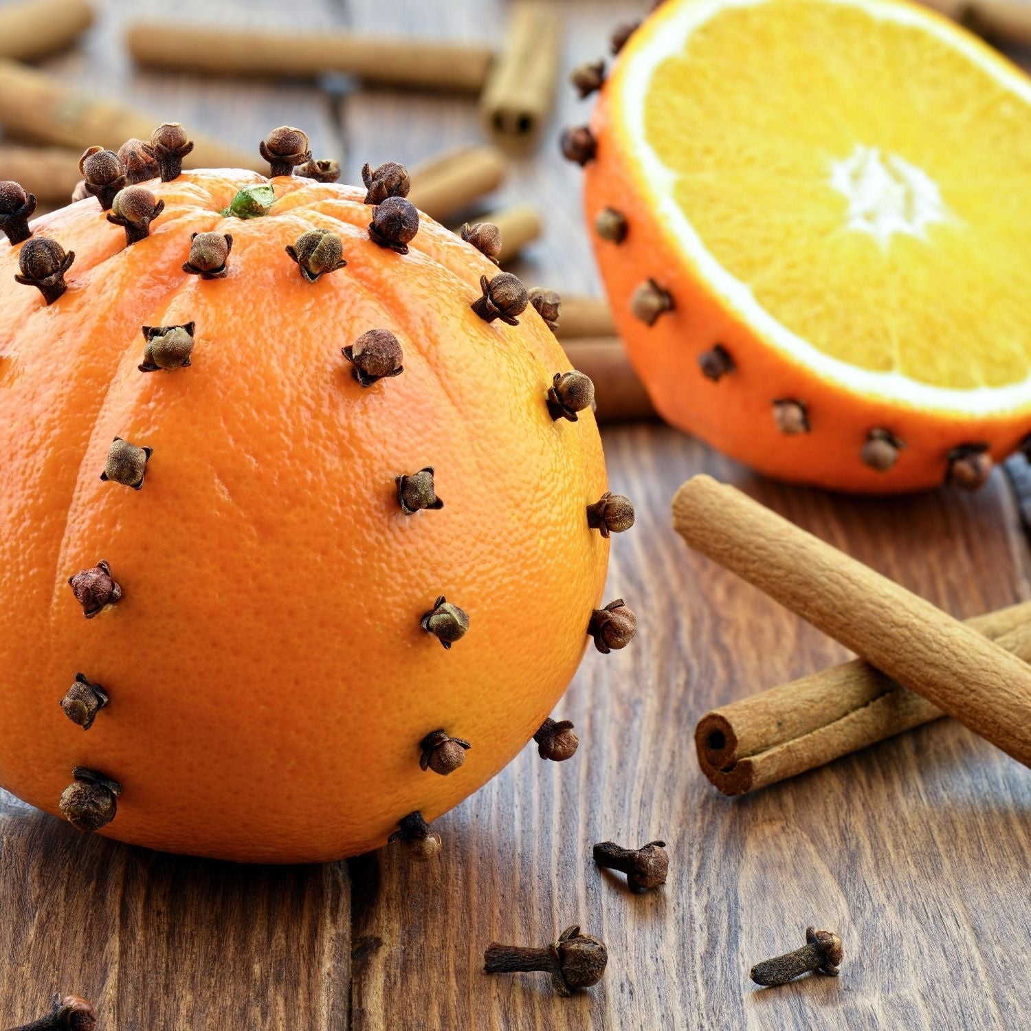 Orange mit Nelken und Zimtstangen – festliche Wärme und behaglicher Duft von Nelkenöl ESSENCE-PUR