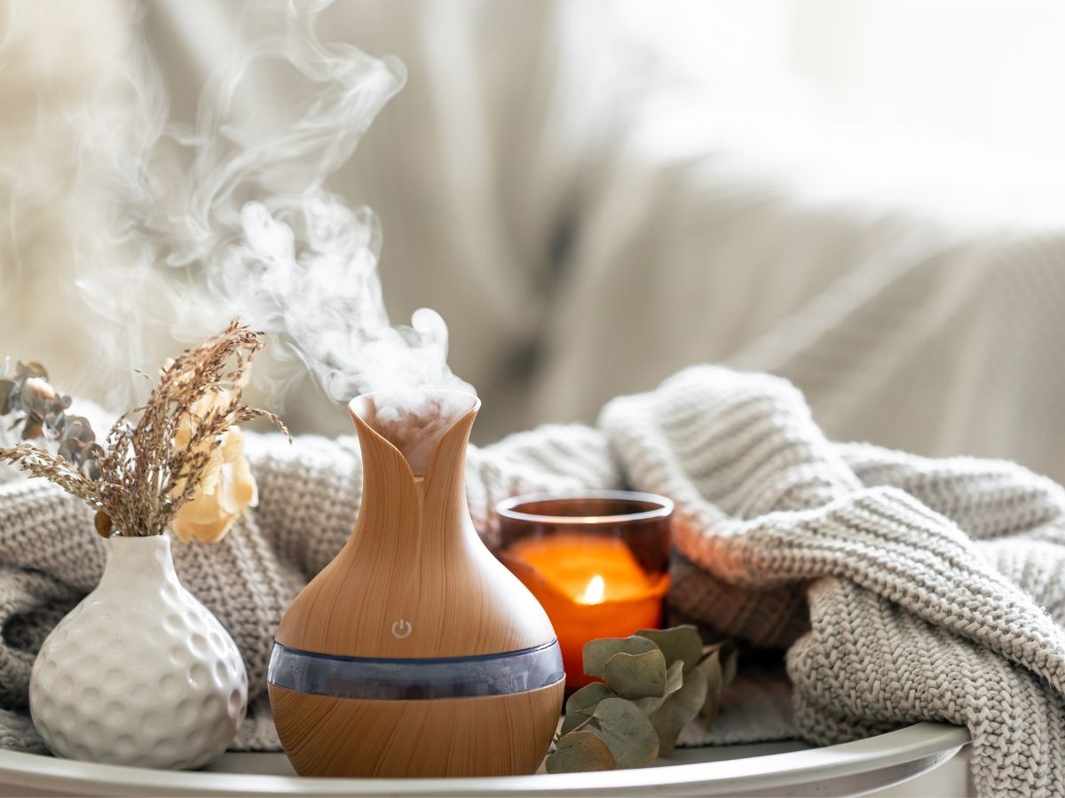 Palmarosaöl in der Aromatherapie – ätherisches Öl im Diffuser für eine harmonische Duftatmosphäre
