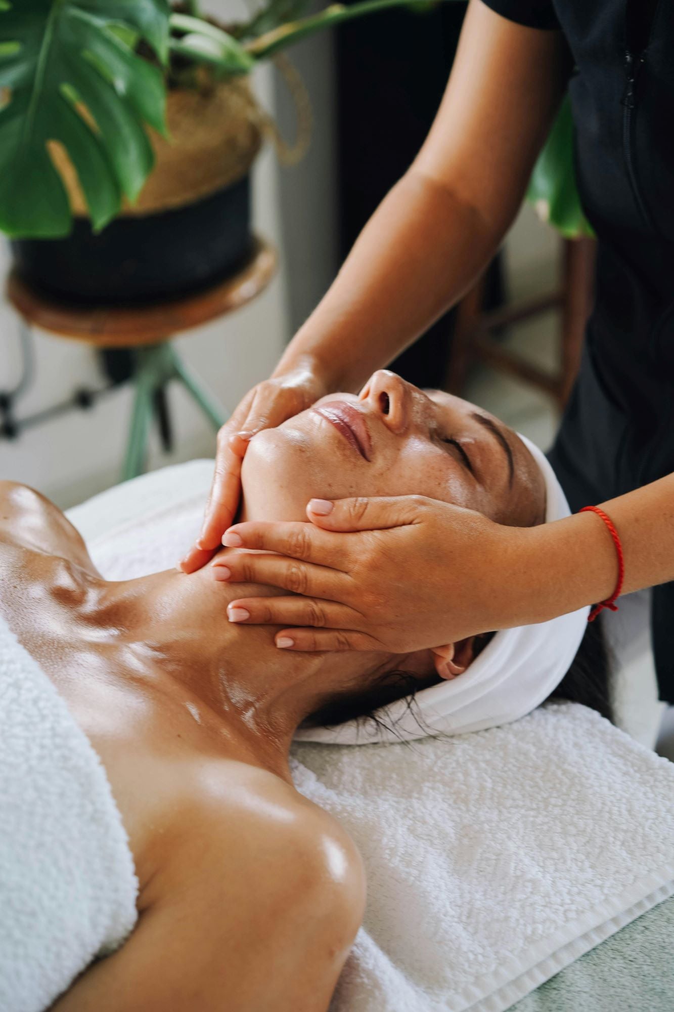 Sanfte Gesichtsmassage mit pflegendem Öl – entspannende Hautpflege in natürlicher Wohlfühlatmosphäre