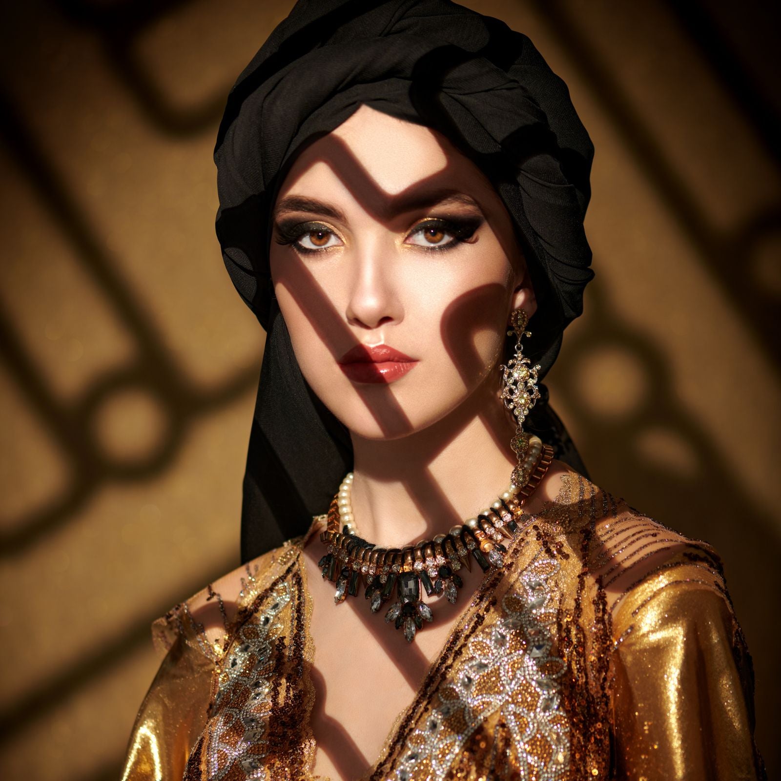Sinnliche Frau im orientalischen Licht – Symbolbild der Duftmischung Scheherazade mit Jasmin, Ylang-Ylang und Rosenholz