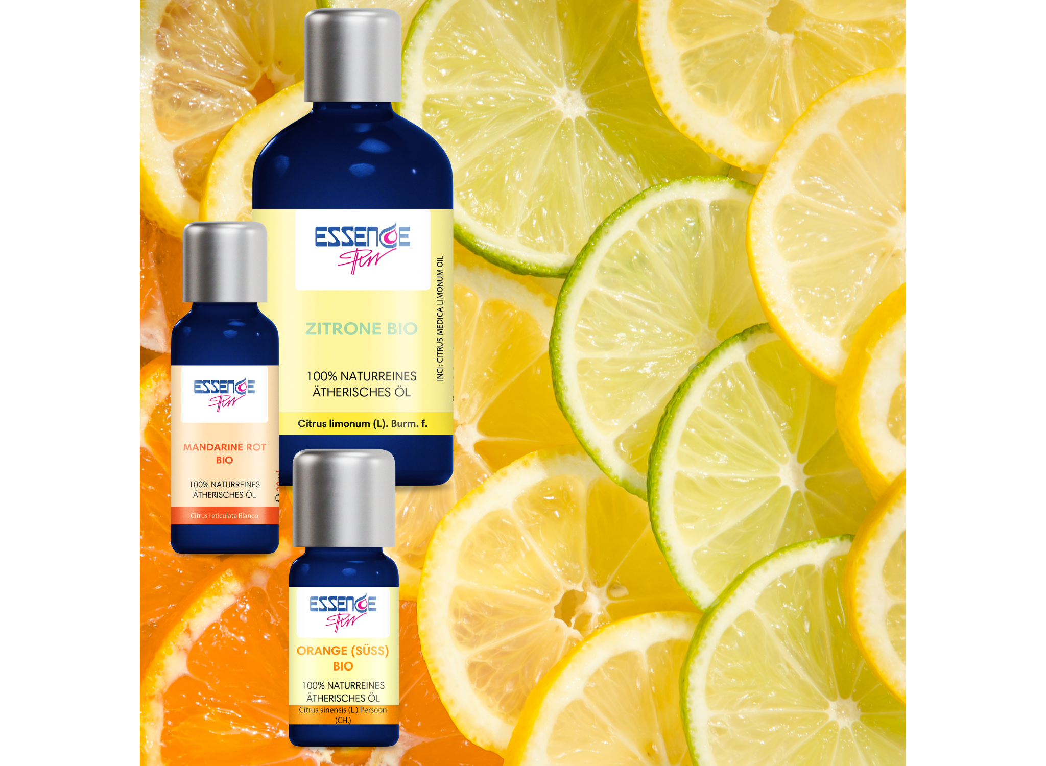 Dreier-Set ätherischer Öle: Mandarine, Orange (süß) und Zitrone in blauen Glasflaschen vor einem frischen Zitrusfrucht-Hintergrund. 100 % naturrein und bio.
