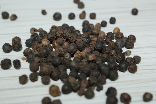 Pfefferkörner schwarz zur Gewinnung von Pfeffer schwarz (ätherisches Öl)