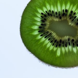 Kiwi aufgeschnitten - zur Gewinnung von Kiwisamenöl bio (kaltgepresst)