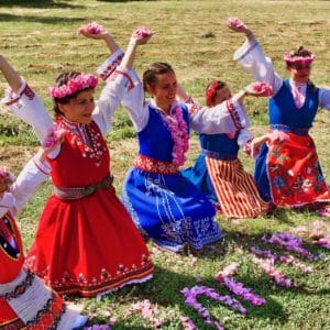 Feierlichkeiten mit Rosen aus Bulgarien zur Gewinnung von Rosenöl (Bulgarien) 100%