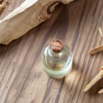 Sandelholz aus Sri Lanka zur Herstellung von Sandelholzöl (Sri Lanka) -Alkoholverdünnung