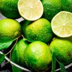 frische grüne Limmeten zur Gewinnung von Limettenöl - destilliert bio (ätherisches Öl)