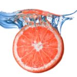 frische Grapefruit in Wasser zur Herstellung von Grapefruithydrolat