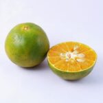 grüne Mandarine_und aufgeschnittene grüne Mandarine - tangerine-green zur Gewinnung von Mandarine grün bio (ätherisches Öl)