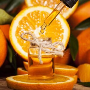 ätherisches Orangenöl mit aufgeschnittener Orange zur Gewinnung von Organge süß bio (Orangenöl)