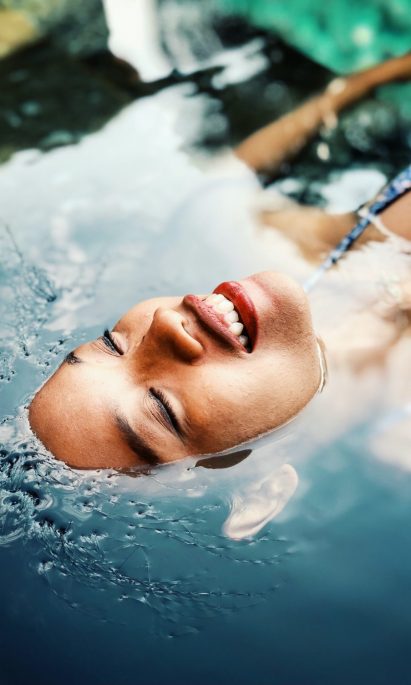 Gesicht in Wasser: Massageöl mit ätherischen Ölen